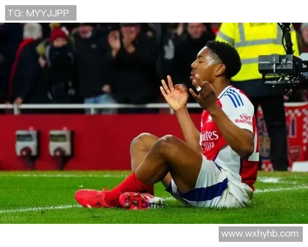 足坛巨星赛场瞬间失误引爆全场笑声尴尬场面成球迷热议焦点 足坛巨星赛场瞬间失误引爆全场笑声尴尬场面成球迷热议焦点